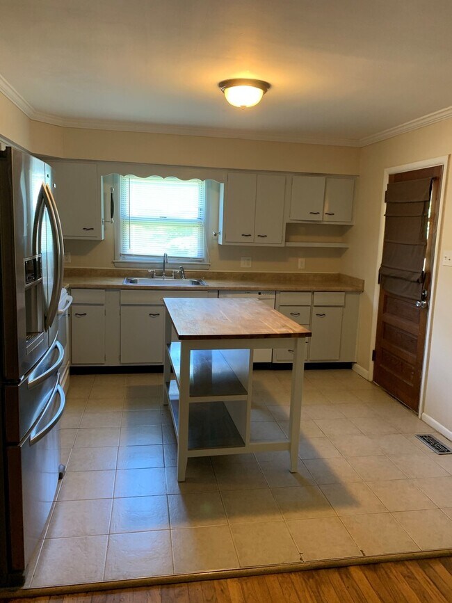 Building Photo - AVAILABLE MID-JUNE!