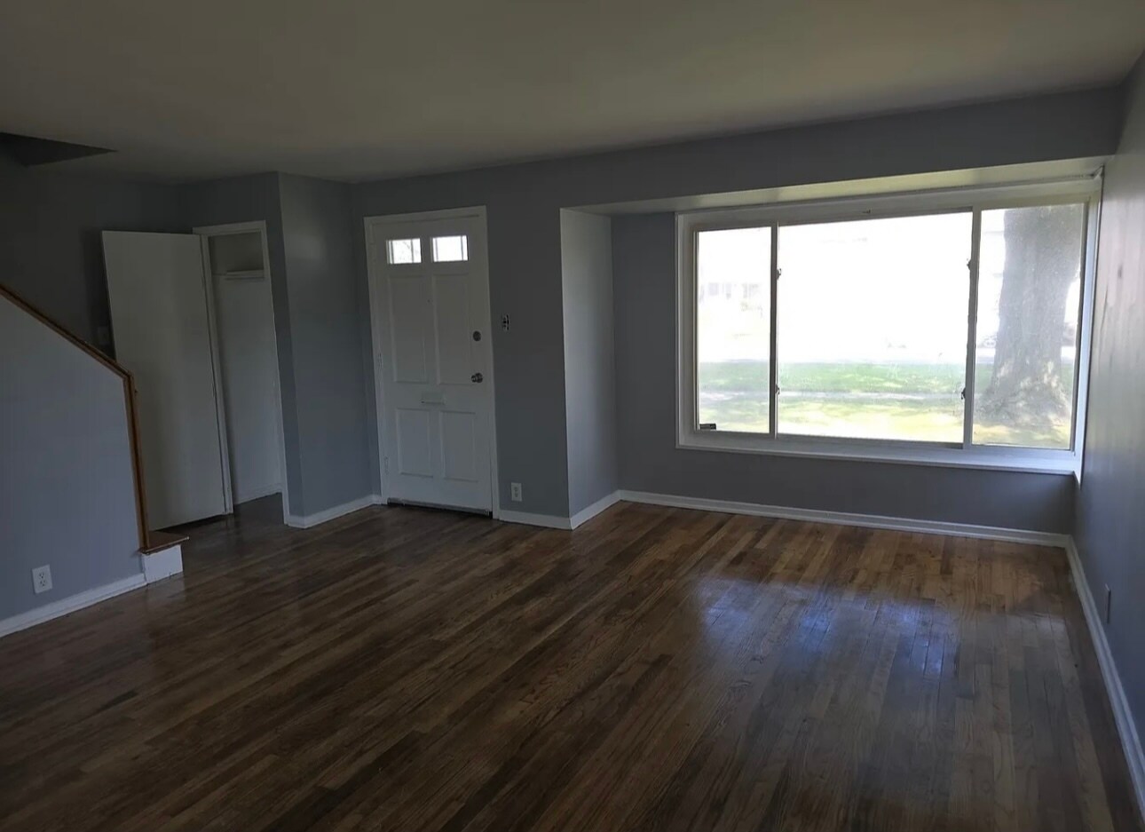 Front door entry to living room - 43 Indianwood Blvd