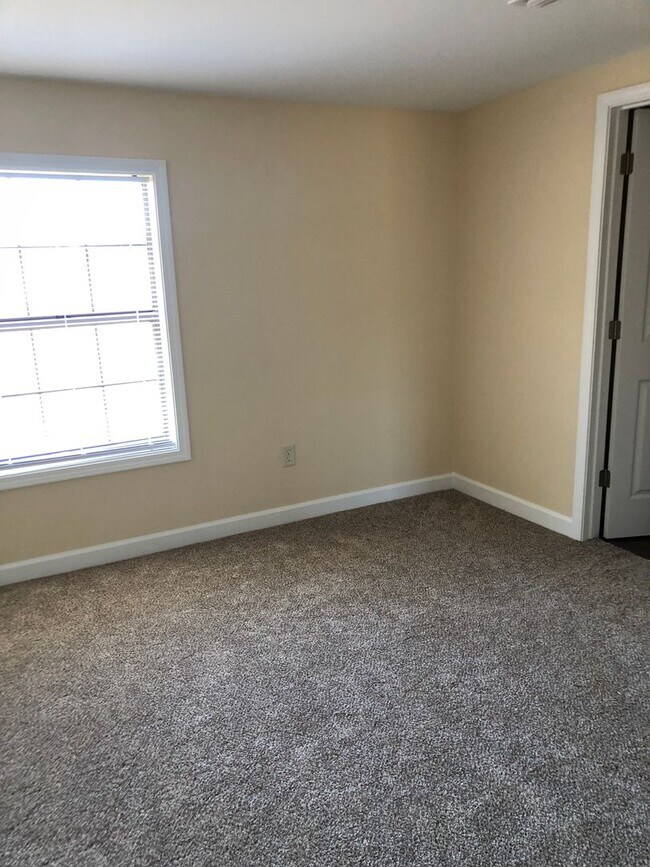 Building Photo - 2016 Iris Rd