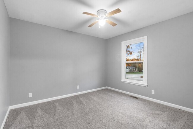 Building Photo - 4 Bedroom Pet Friendly Home For Rent On a Large Corner Lot!