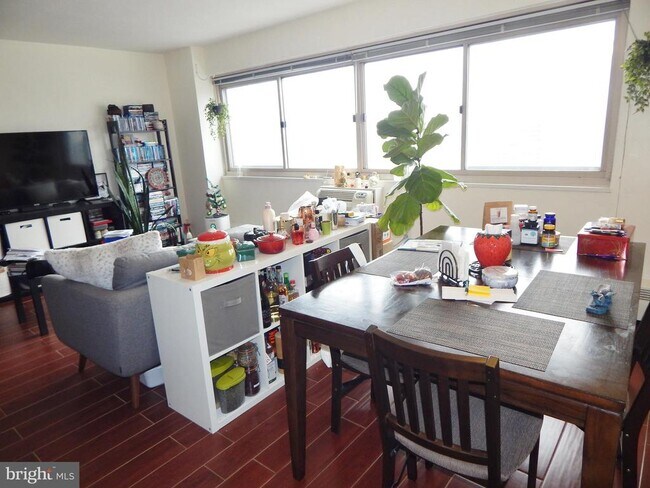 Building Photo - 2101 Chestnut St