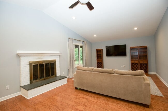 Building Photo - Cottage life in Southern Pines
