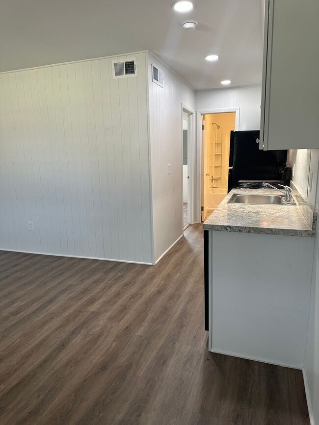 Building Photo - 2339 Memorial Ave SW