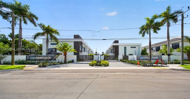 Building Photo - 4640 SW 32nd Ave