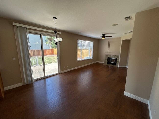 Building Photo - Beautiful Hidden Lake 3 Bed 3 Bath Home