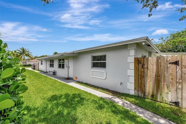 Building Photo - 1504 SW 6th Ave