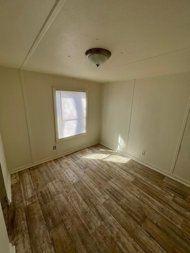 Building Photo - Renovated 2-Bed, 1-Bath Mobile Home