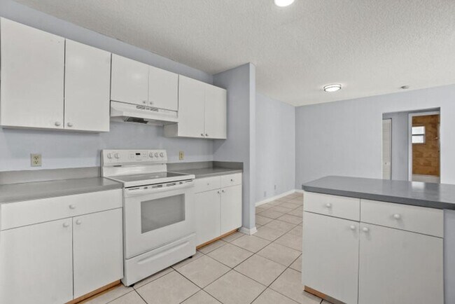 Building Photo - 4128 Chestnut Ave