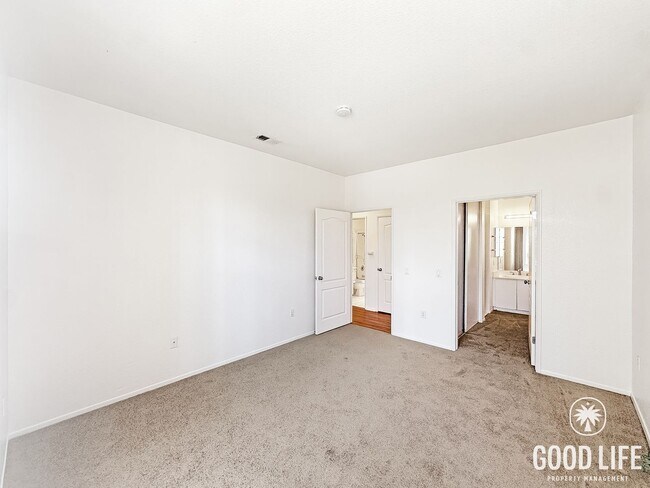 Building Photo - Upgraded 2B/2BA With AC, Washer/Dryer, & Private Patio!