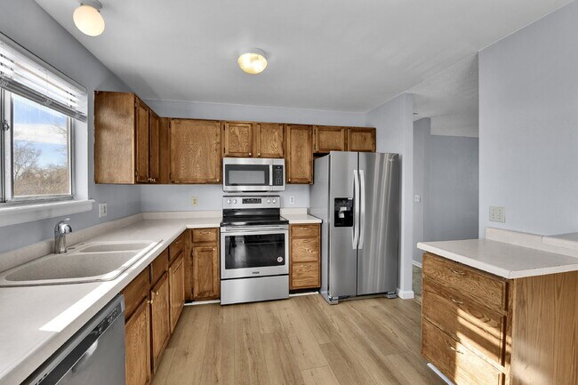 Building Photo - $2,540.95 with $300 off the first month's Rent- 4 Bedroom, 1.5 Bath, Single Family Home in Aurora...