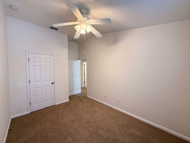 Building Photo - Beautiful 2-Bedroom Townhome with Loft and...