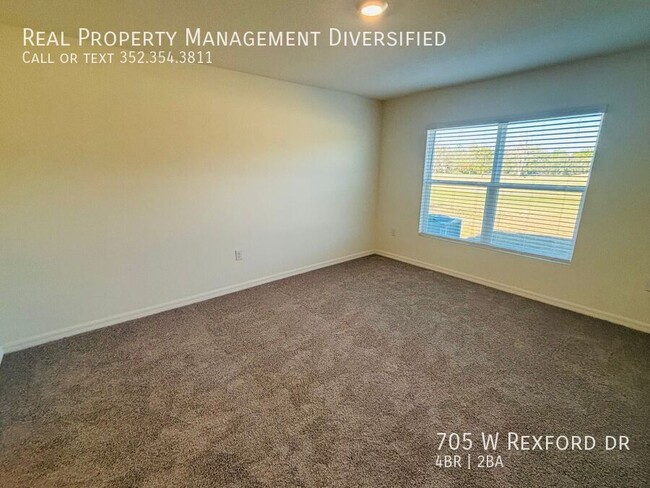 Building Photo - 705 W Rexford Dr