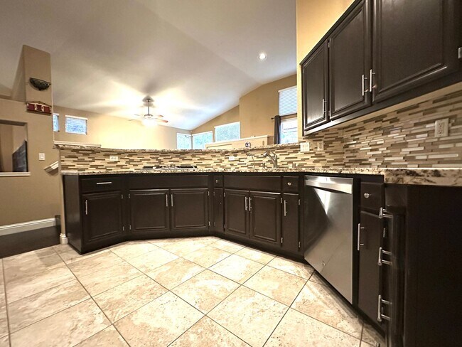 Building Photo - Gorgeous 4 Bed, 2 Bath in Shadow Lakes with SOLAR!