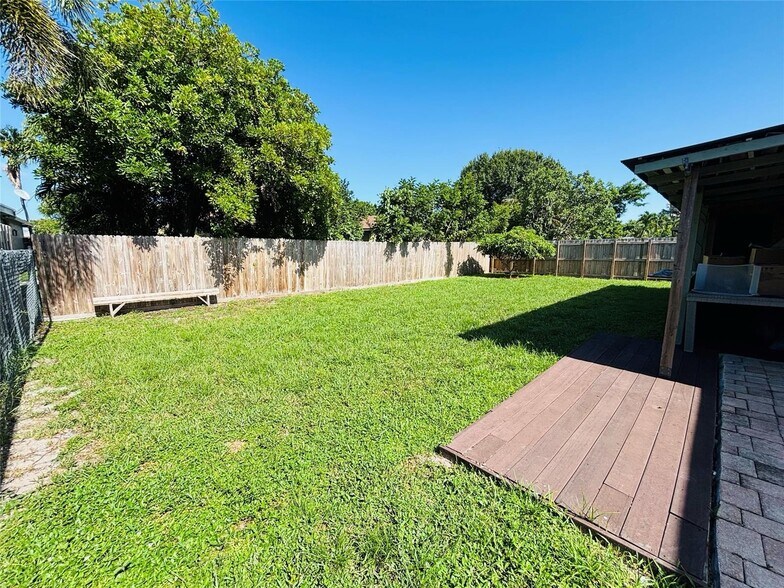 Building Photo - 1010 SW 83rd Ave