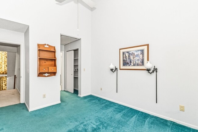 Building Photo - Open Concept Condo! 2 Bedrooms & 2.5 Baths!