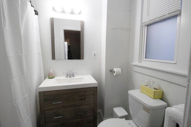 Bathroom - 1684 N Franklin Pl