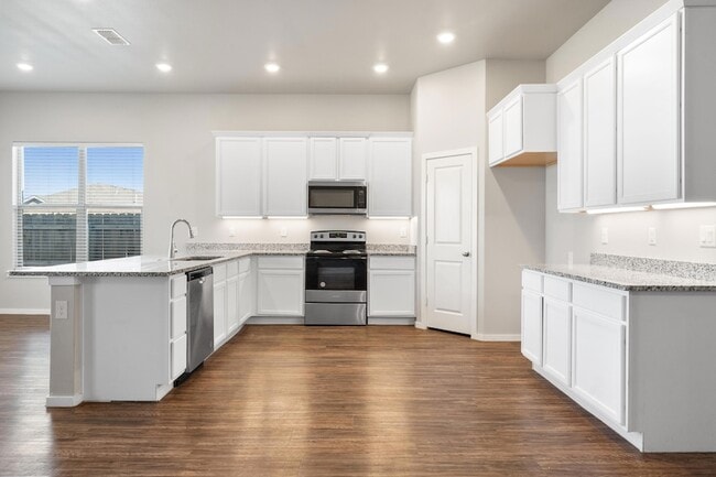 Building Photo - 2022 Kenwood Ave