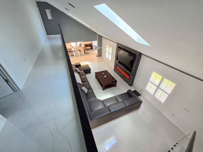 Building Photo - SEASONAL RENTAL - Luxury by the Beach!