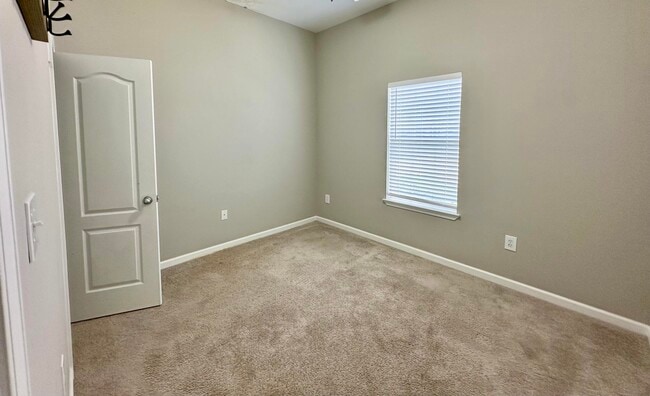 Building Photo - 496 Tropical Way