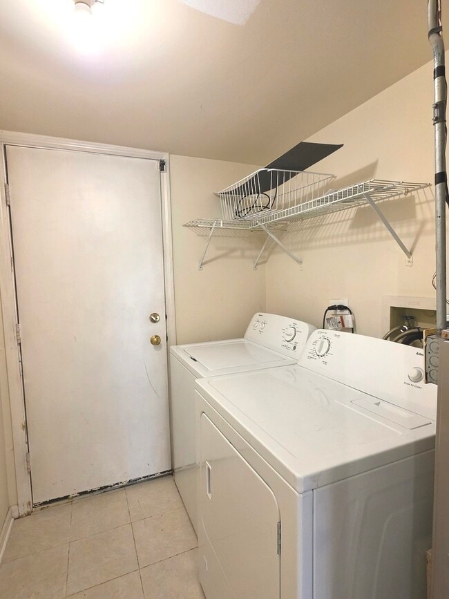 Building Photo - 1376 Longacre Ln