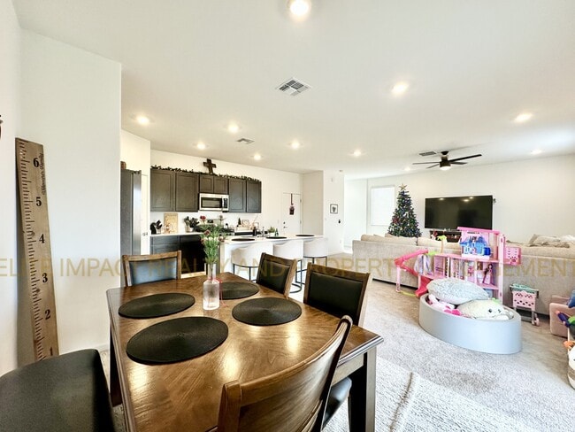 Building Photo - 7064 W Vineridge Dr