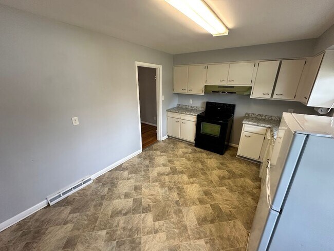 Building Photo - RED125/127