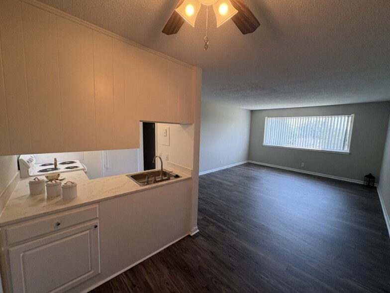 Building Photo - 1005 Hickory Hill Ln