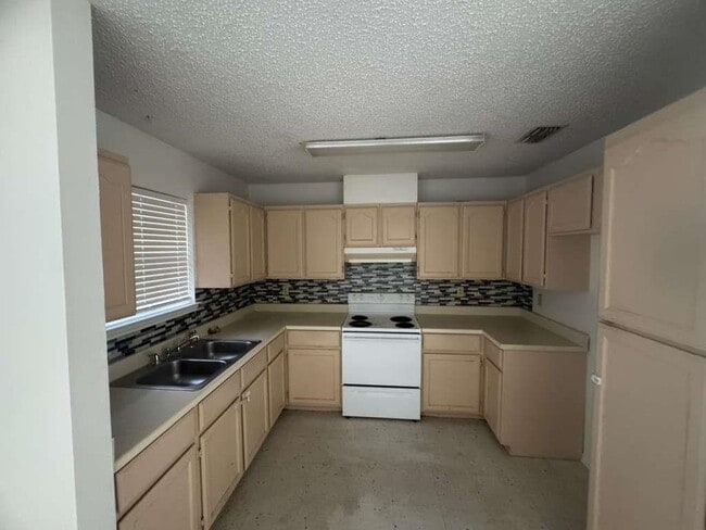 Building Photo - 509 N Mendiola Ave