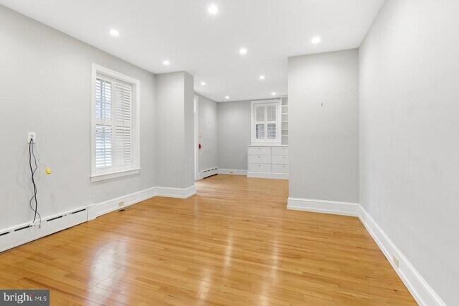 Building Photo - 323 S 17th St