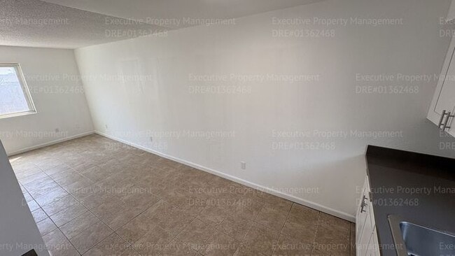 Building Photo - 2 bedroom 1.5 bathroom townhome (Move In Special Available OAC)