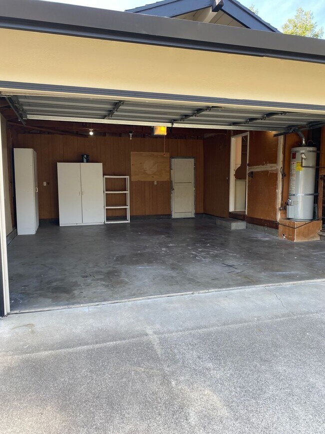 Building Photo - Located near downtown! Updated 3bed/2bath home with large family room/Rec room and side RV parking