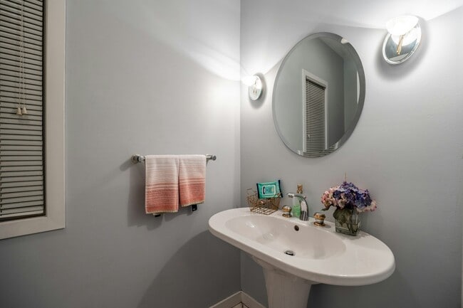 Building Photo - 1723 N Wood St