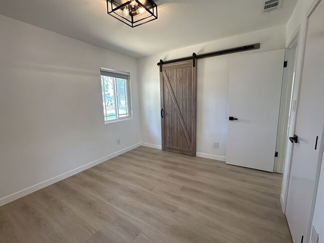 Building Photo - Spacious 3 Bed 3 Bathoom in Long Beach