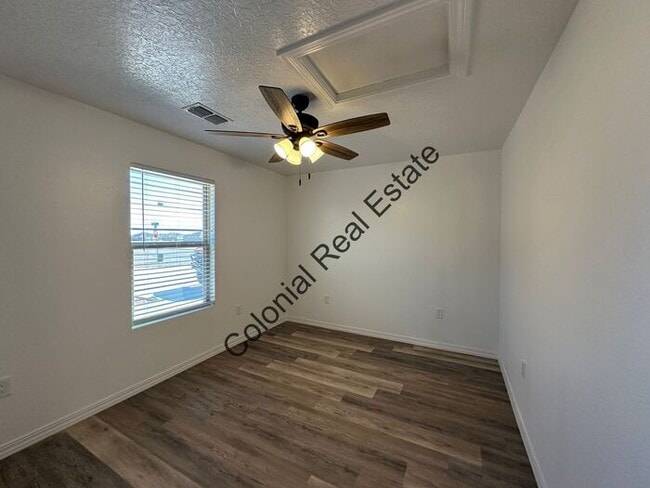 Building Photo - Updated and spacious 2 bedroom 1 bathroom ...