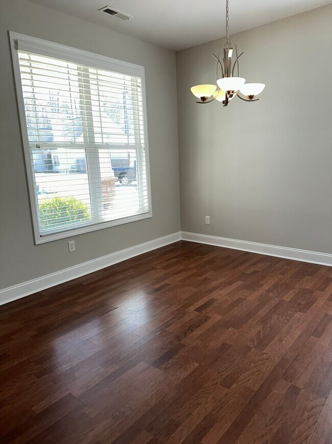 Building Photo - Large family home with fenced back yard in...