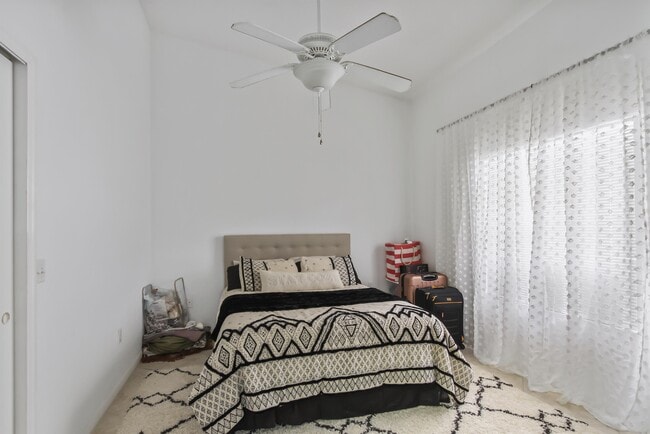 Building Photo - 4228 Central Sarasota Pkwy