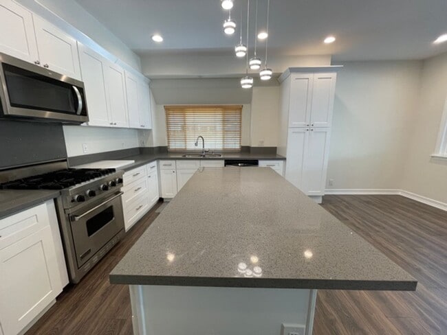 Building Photo - BEAUTIFUL 4 BEDROOM + 3 BATHROOM HOUSE IN SANTA CLARITA AVAILABLE NOW!