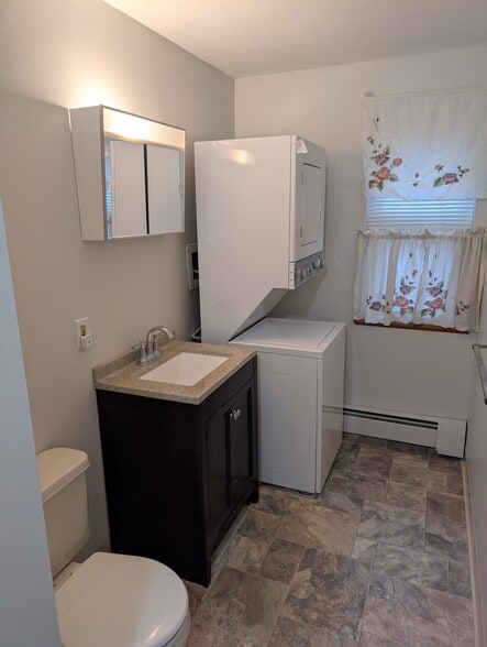 Bathroom with laundry - 33 Garden Rd