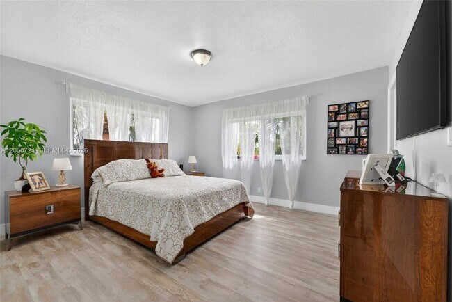 Building Photo - 681 S Hollybrook Dr