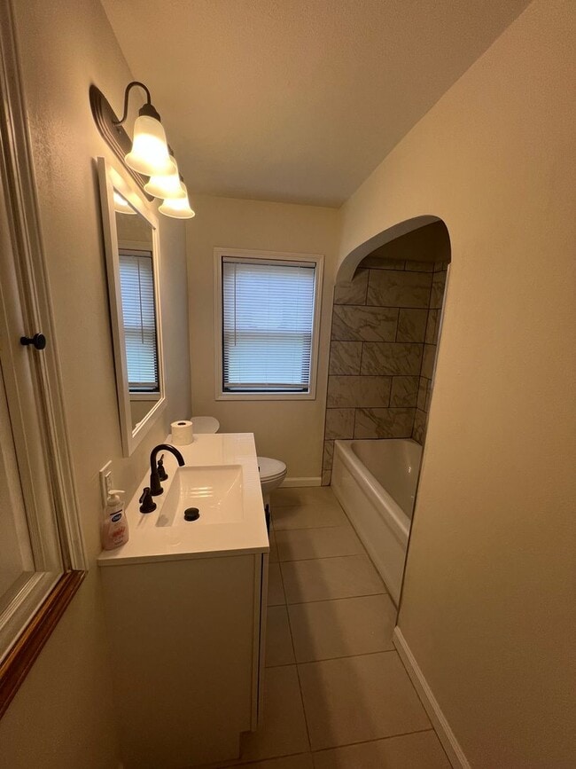 Building Photo - Beautifully Renovated 4-Bedroom Home - Ava...