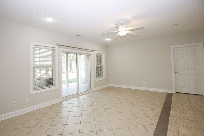 Building Photo - "Spacious 3-Bedroom Retreat with 3200 Sq Ft of Comfort in Seven Lakes!"