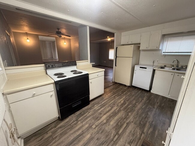 Building Photo - 16584 Lakeway Cir