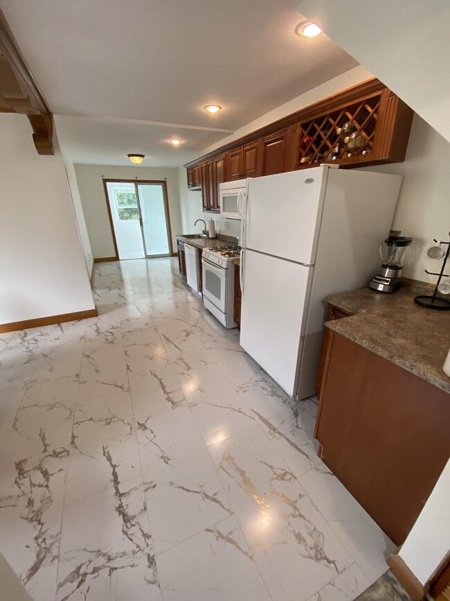 Building Photo - 93 Glen St