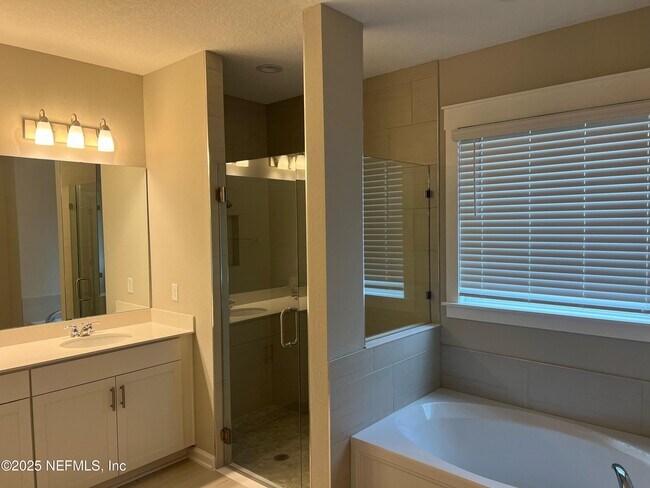 Building Photo - 32 Pinzon Pl