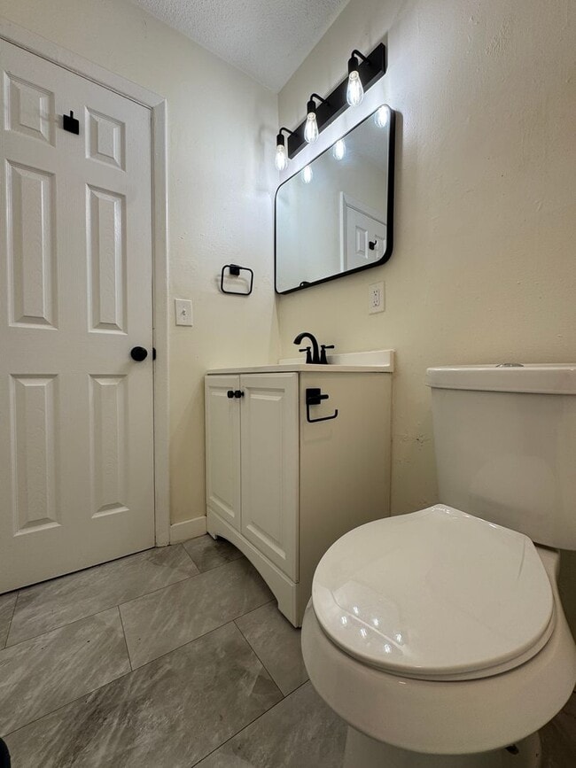 Building Photo - 1100 S Willow St