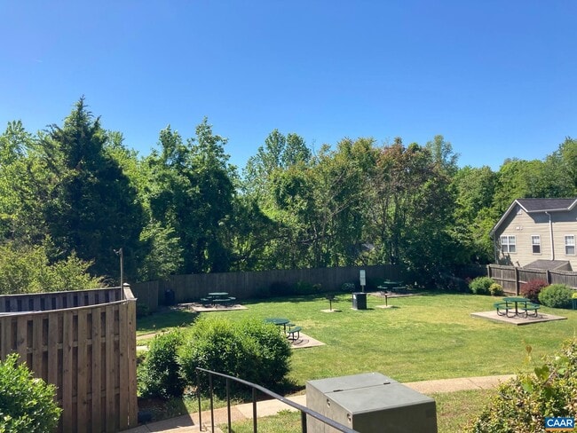 Building Photo - 2527 HYDRAULIC Rd