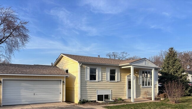 Building Photo - 224 E Heather Terrace