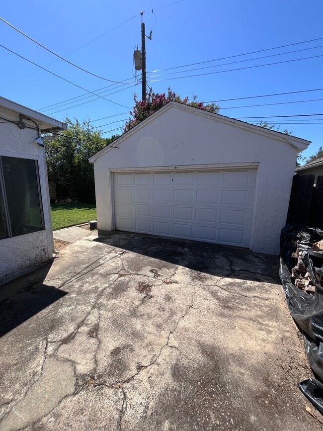 Building Photo - CUTE 2 BEDROOM HOME IN EAST SAC!!