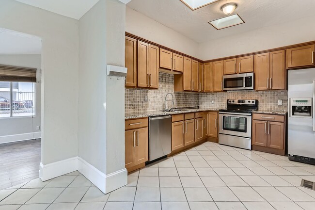 Building Photo - Stunning 4 bedroom, 4 bathroom home near Sloan's Lake!