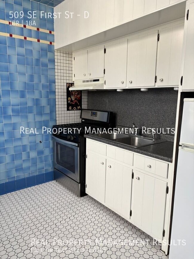 Building Photo - 509 SE First St-D